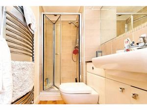 En suite - click for photo gallery